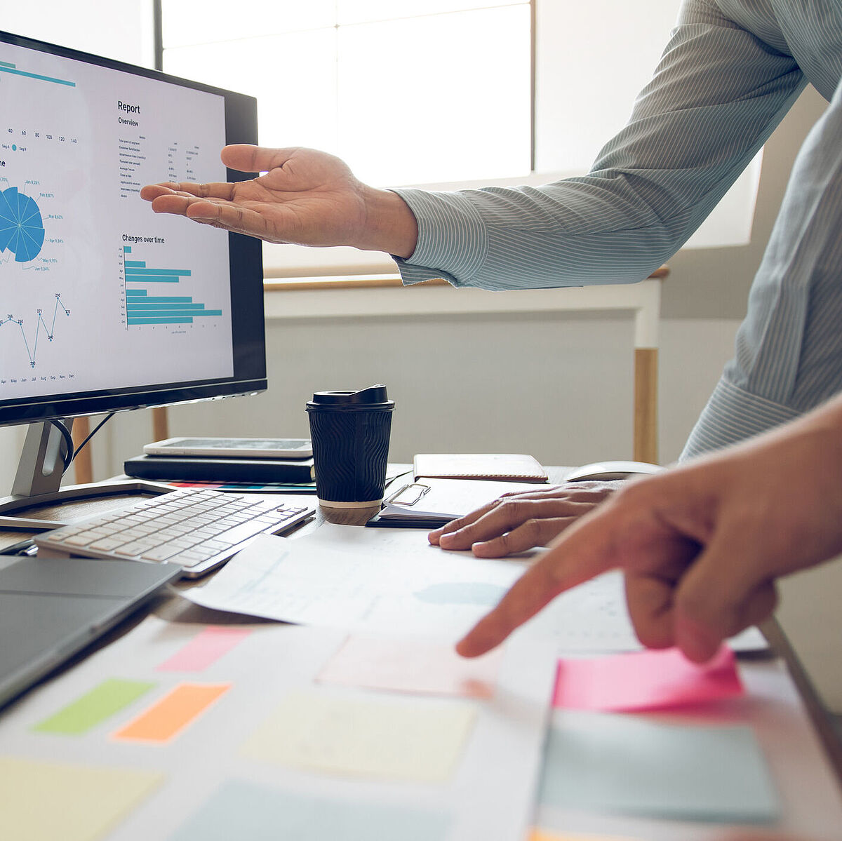 Analysten deuten auf Bildschirme, die mit visualisierten Daten und Diagrammen gefüllt sind