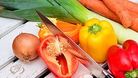 Buntes Gemüse, Zwiebeln, Paprika sind zu sehen.