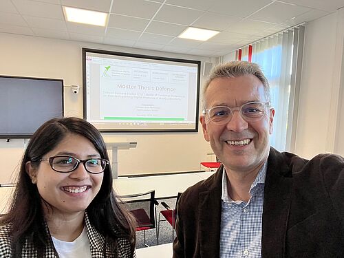 Ein Selfie, links die erfolgreiche Verteidigerin Ihrer Master-Thesis, Frau Mahmood, rechts zu sehen Ihr betreuender Professor Dr. Arnaout